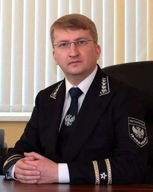 Незвичайна нова уніформа працівників «Пошти Росії» (8 фото)