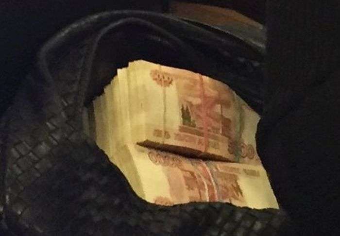 В адміністрації президента сфотографована сумка з грошима (3 фото)