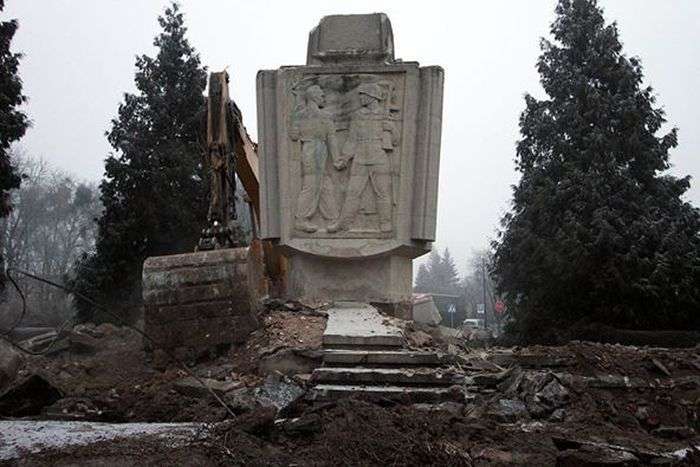 Поляки знесли памятник Подяки і Братства (10 фото)