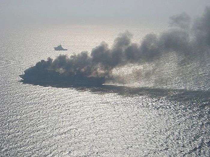 В Адріатичному морі рятують пасажирів палаючого порома (7 фото + відео)