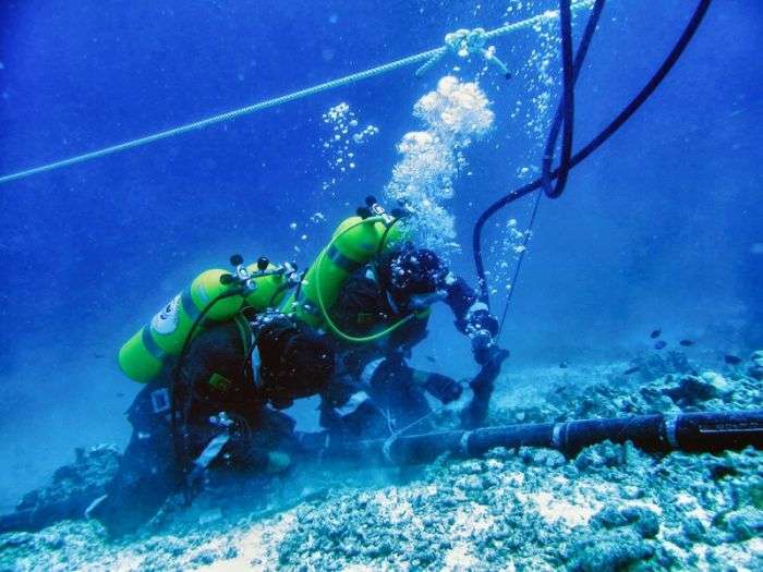 Неймовірна історія підводного Інтернету (110 фото + 2 відео)