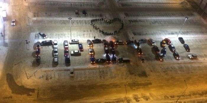 В Сургуті 45 автомобілів склали слово «Прости!» (2 фото + відео)