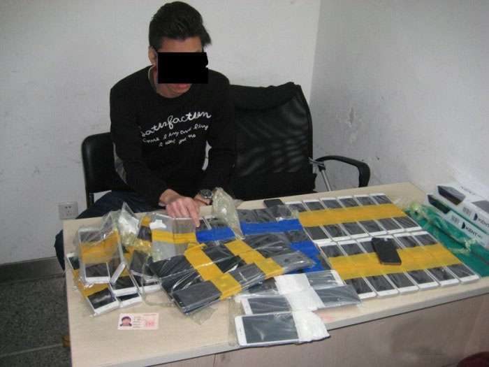 Хлопець намагався ввезти в КНР 94 смартфона, примотав їх до себе скотчем (5 фото)