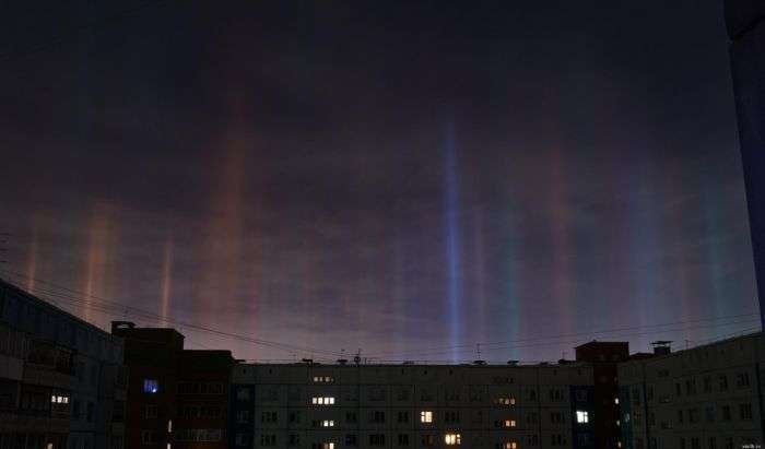 Різдвяне небо Москви прикрасили світляні стовпи (7 фото)