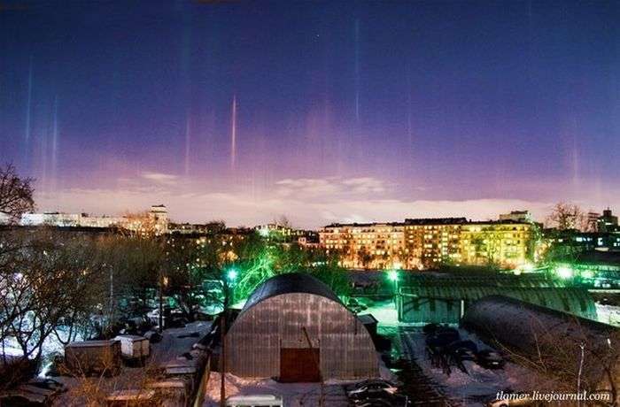 Різдвяне небо Москви прикрасили світляні стовпи (7 фото)