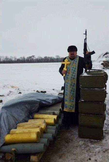 На Донбасі український священик робить селфи зі зброєю в руках (6 фото)