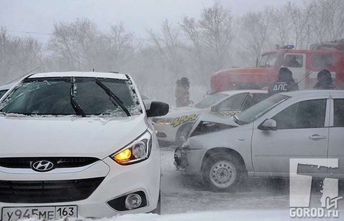 У Тольятті відбулася аварія за участю 24 машин (15 фото + відео)