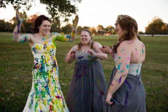 Дівчина позбулася депресії, зіпсувавши весільну сукню (22 фото)
