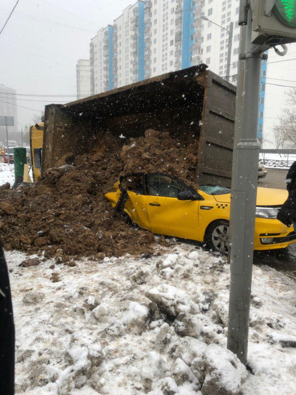 Груженный песком КамАЗ опрокинулся на такси в Москве Всячина