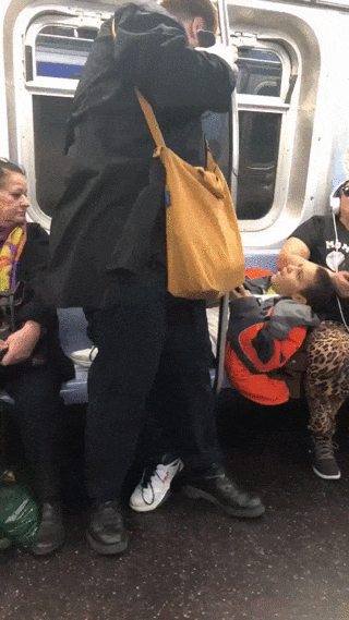 Мальчик отказался убирать ноги с сиденья в вагоне метро, но пассажир не стал с ним церемониться   Интересное