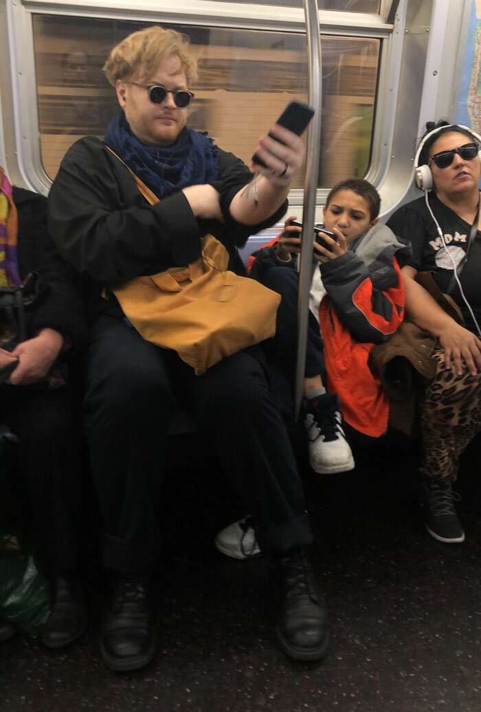 Мальчик отказался убирать ноги с сиденья в вагоне метро, но пассажир не стал с ним церемониться   Интересное