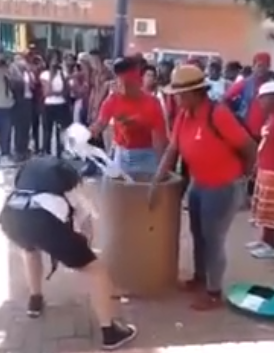 Расизм как он есть: белому мужчине в ЮАР не дают выбросить мусор Интересное