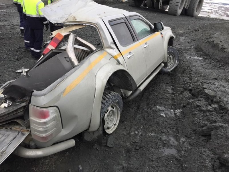 В Карелии огромный карьерный самосвал переехал пикап: водитель чудом не пострадал 