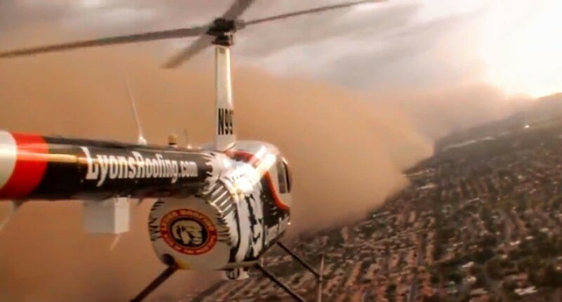 Из кабины вертолета: впечатляющие снимки песчаной бури, наступающей на город 