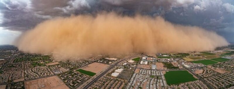 Из кабины вертолета: впечатляющие снимки песчаной бури, наступающей на город 