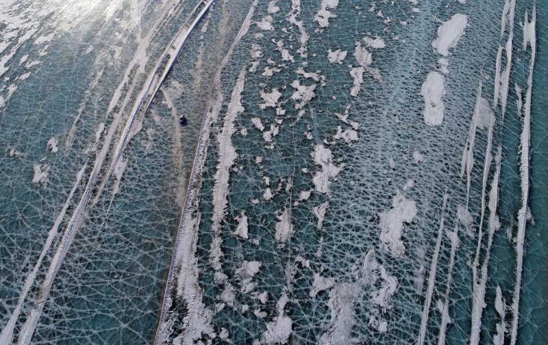 Автомобильная дорога по льдам Енисея дороги