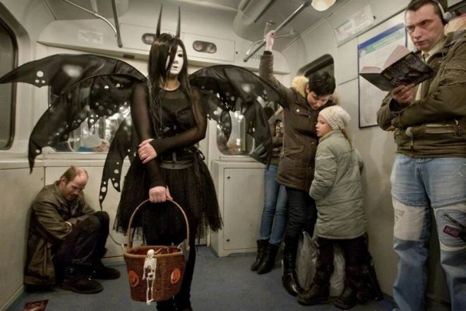 25 снимков, доказывающих, что в метро своя особая мода жизненное