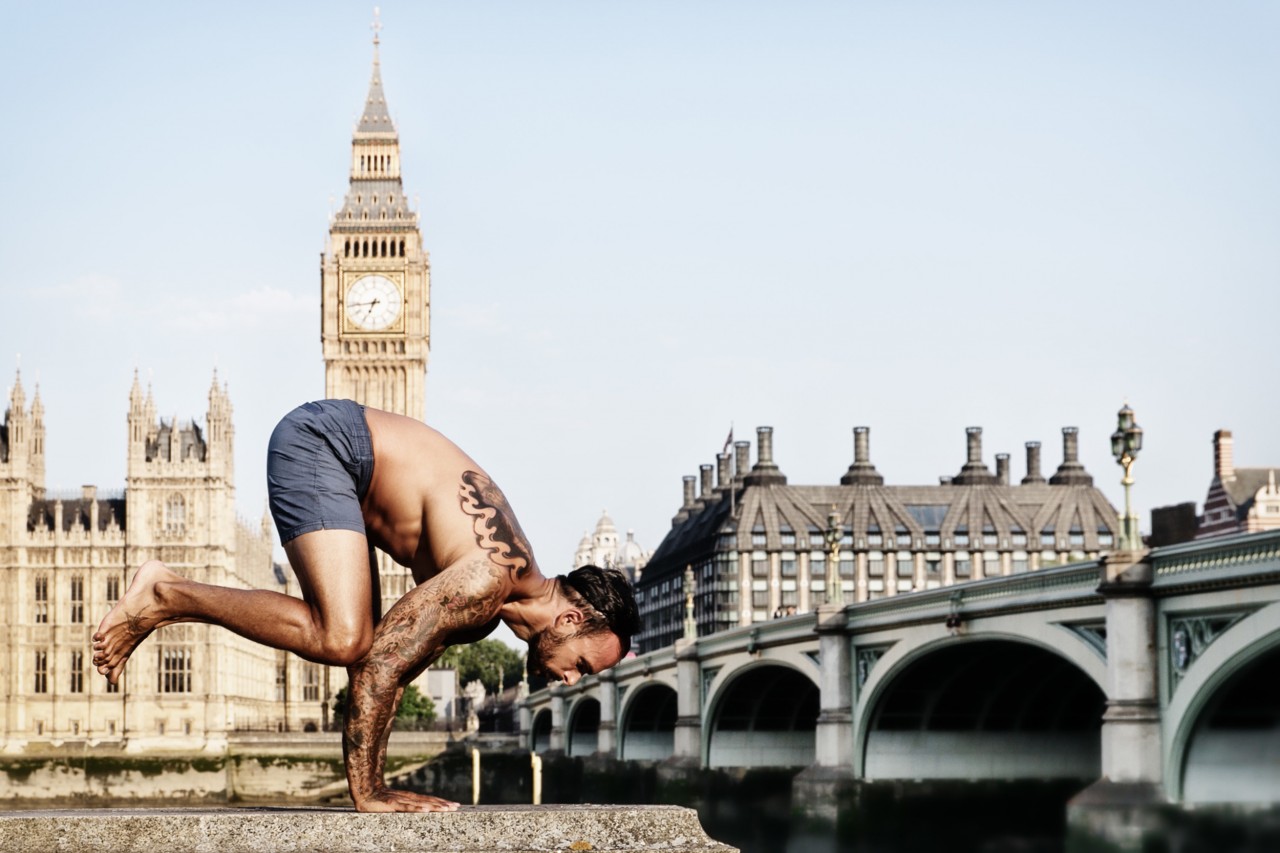 Публично: стриптиз и йога на улицах большого города город