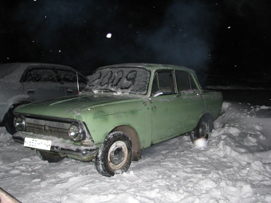 Старенький «Москвич» превратили в амфибию на огромных гусеницах авто