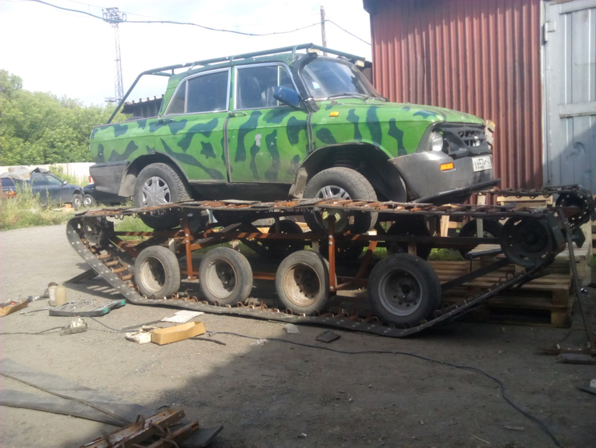 Старенький «Москвич» превратили в амфибию на огромных гусеницах авто