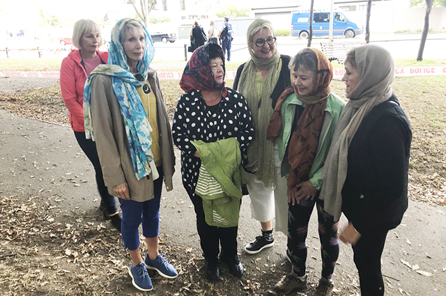 Жительницы Новой Зеландии вышли на улицы в платках в знак поддержки мусульман после теракта Новости
